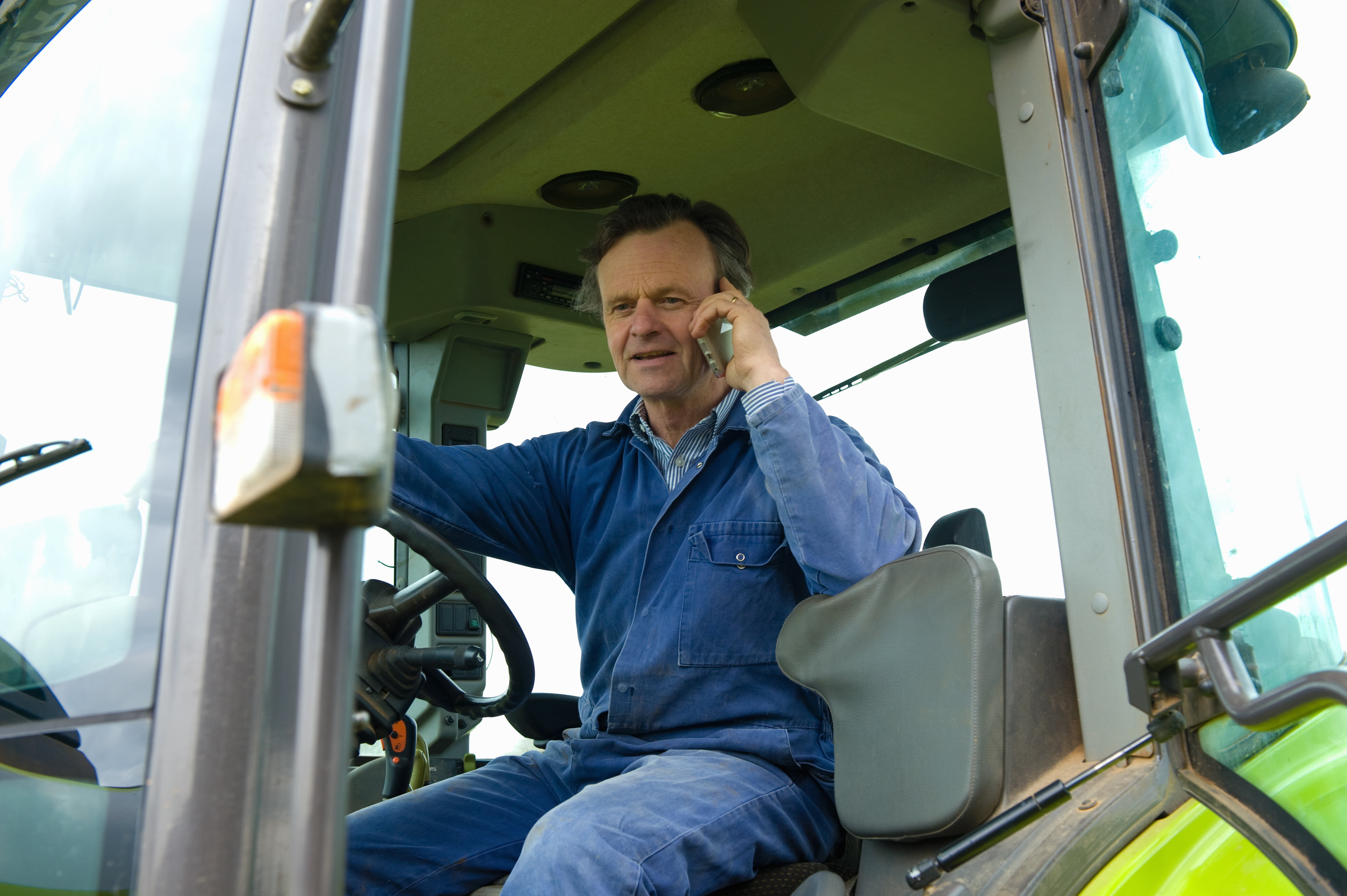  Mann som sitter i en traktor