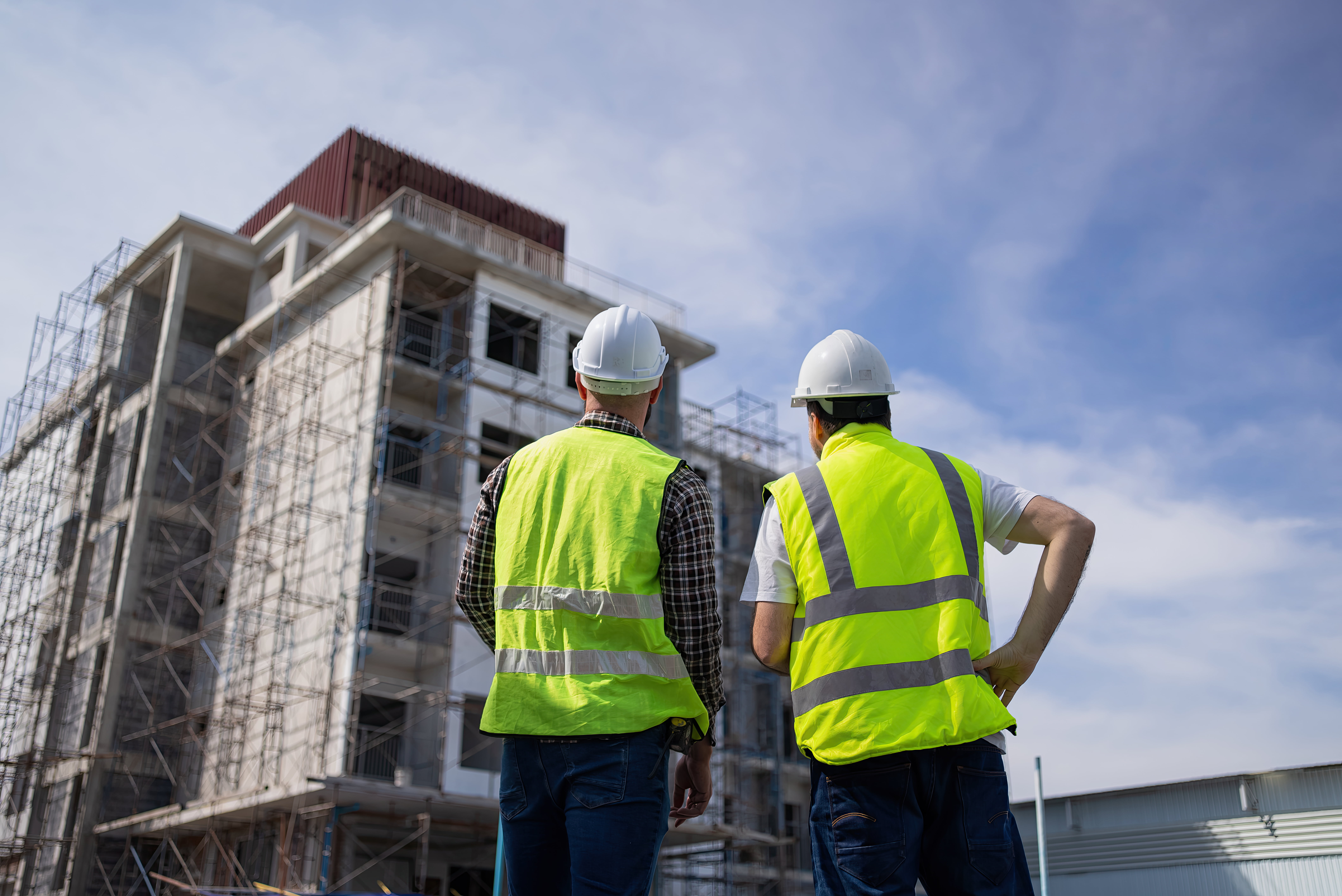 To menn overser en bygningskonstruksjon