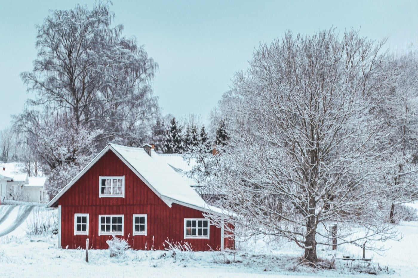 Et rødt hus om vinteren