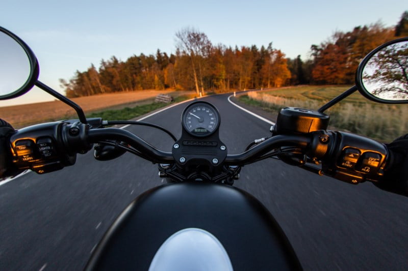En motorsykkel kjører på veien om høsten